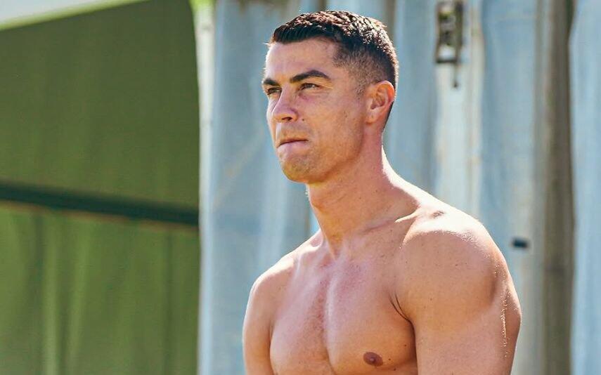 Cristiano Ronaldo Homem incendeia estátua do jogador e atira: “Último aviso…” [VÍDEO]