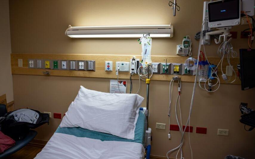 Saúde Cantor português hospitalizado após fortes dores abdominais: “Rebentou…”