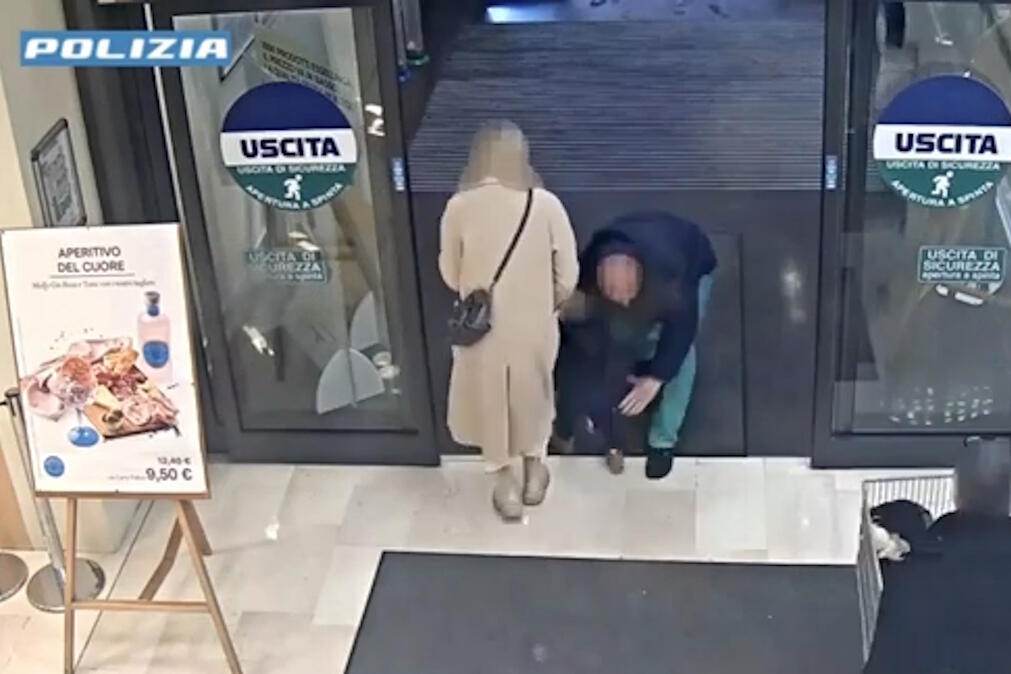 Terror em supermercado de Bérgamo: Homem tenta arrancar bebé dos braços da mãe
