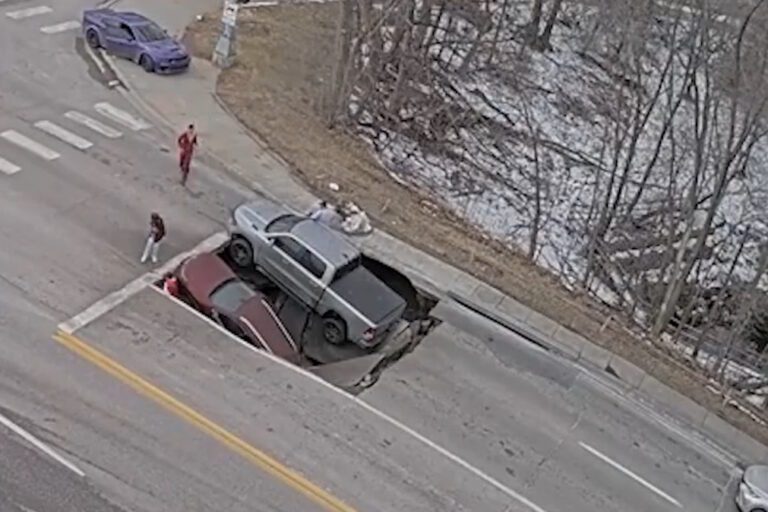 Terra abre-se sob os pés: O momento em que dois carros são engolidos em Omaha