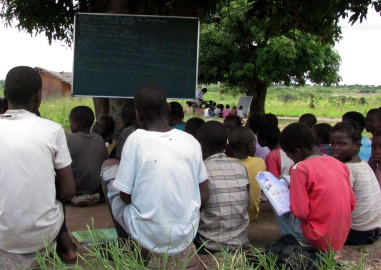 Moçambique avalia mudanças para se evitar alunos a estudar debaixo das árvores