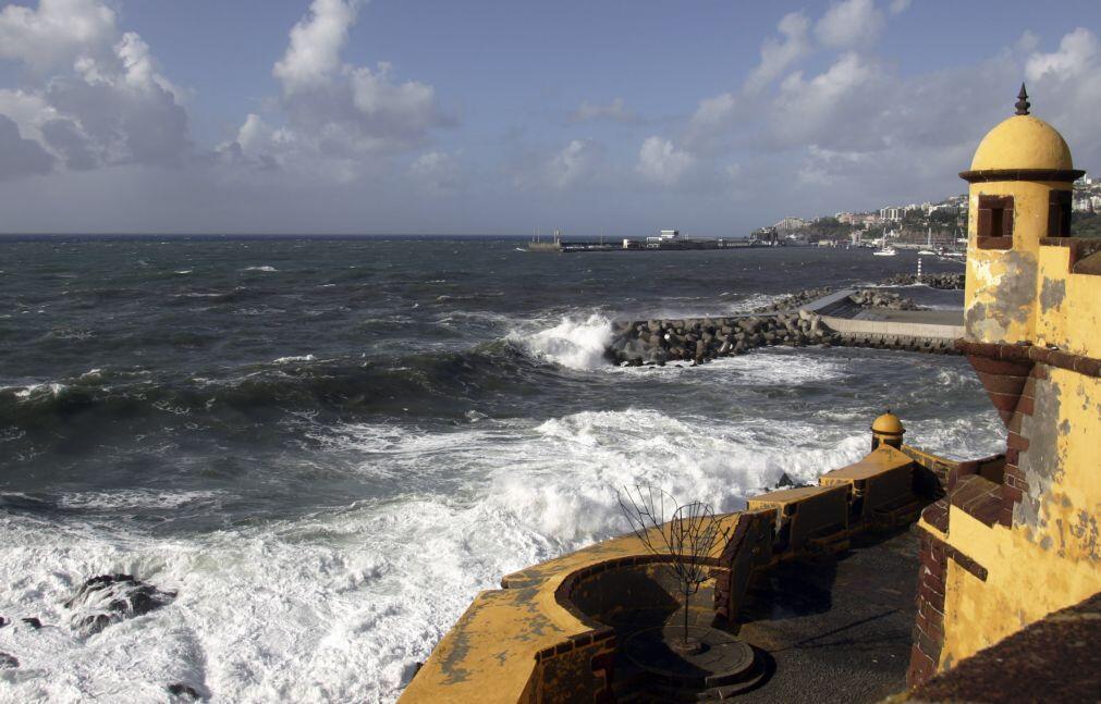 Capitania do Funchal prolonga avisos para mar da Madeira até quinta-feira