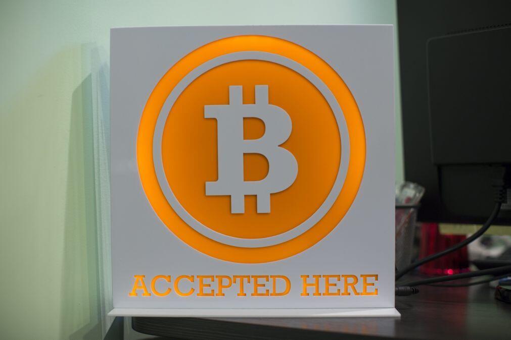 Bitcoin cai mais de 4% em contexto de incerteza sobre tarifas nos EUA