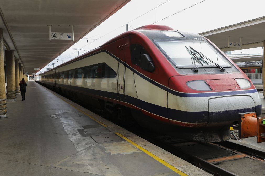 Suspensa circulação de Alfa Pendular e Intercidades na Linha do Norte