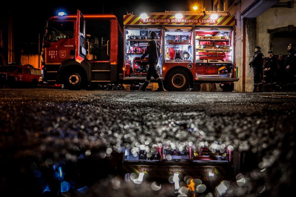 Dois bombeiros feridos no combate ao incêndio na Galeria Zé dos Bois