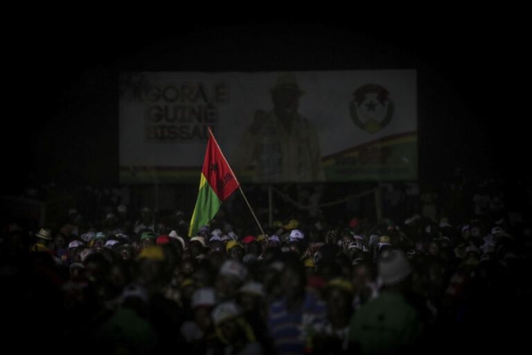 Militares guineenses dão três meses ao PAIGC para mudar bandeira