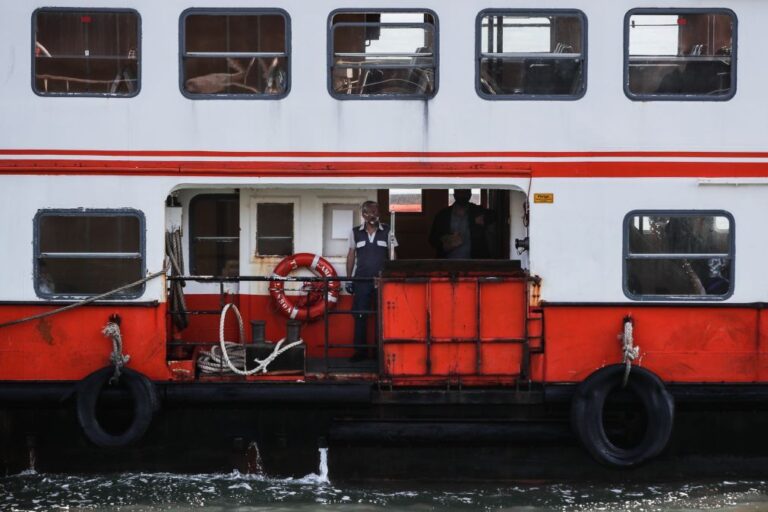 Suspensa travessia fluvial entre Seixal e o Cais do Sodré