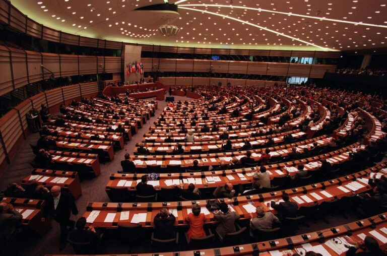Mais de 70 ONG pedem à UE que suspenda estratégia para aumentar repatriamentos