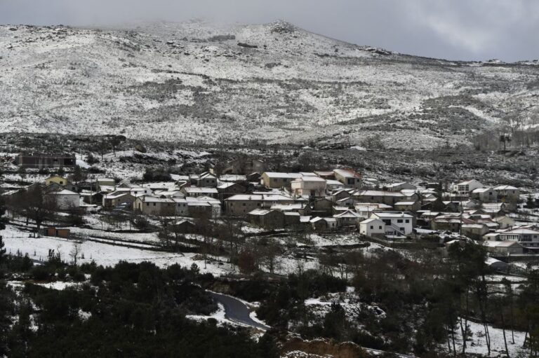 Crianças e idosos retirados de autocarro preso na neve em Castro Daire