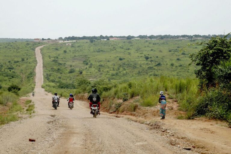 Menos de metade das estradas nacionais em Angola está asfaltada -- Governo