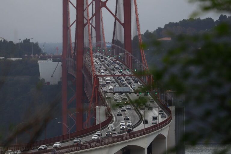 Mau tempo: Vias da esquerda nos dois sentidos da Ponte 25 de Abril fechadas à circulação