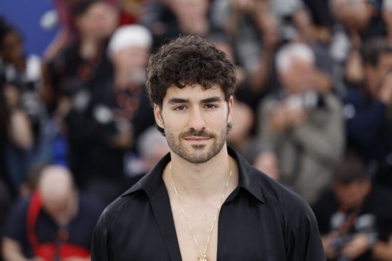 Ator português José Condessa em série brasileira para a Netflix