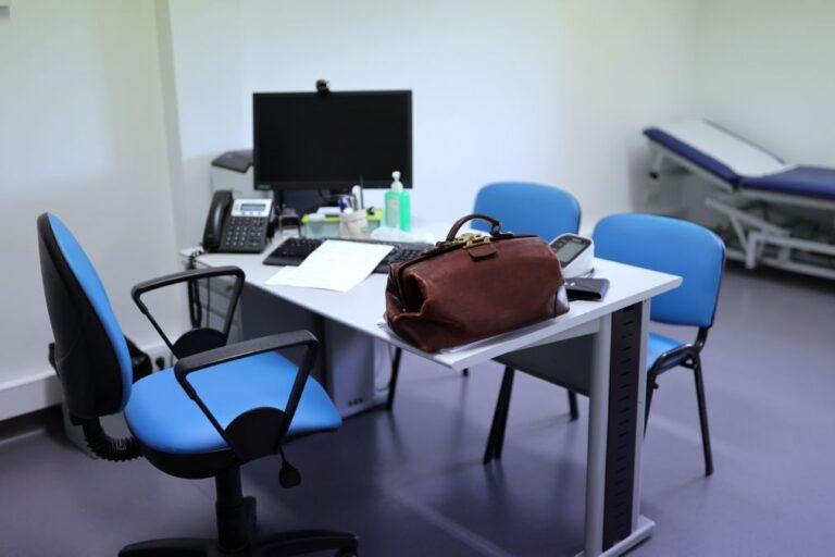 Novo sistema de acesso a consultas e cirurgias viola direito à privacidade dos médicos