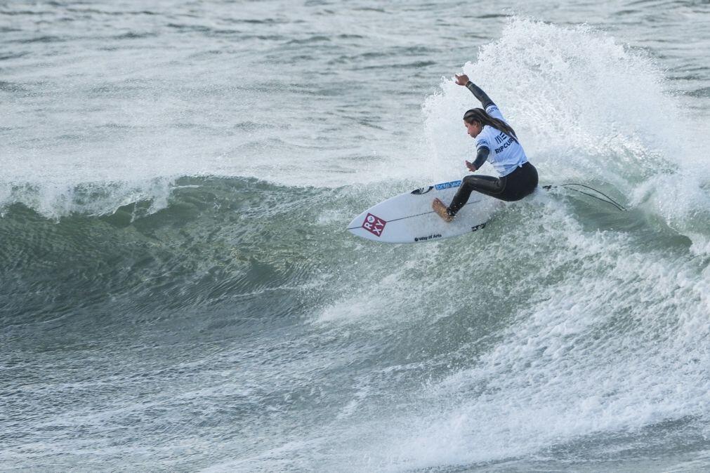 Francisca Veselko perto da elite mundial de surf após chegar às ‘meias’ no Havai