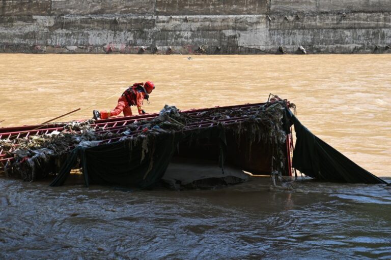 Colapso de ponte em construção na China deixa dois mortos e três desaparecidos