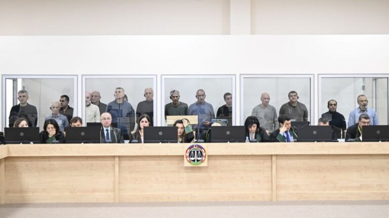 Azerbaijão condena 15 ex-líderes de Nagorno-Karabakh por crimes de guerra