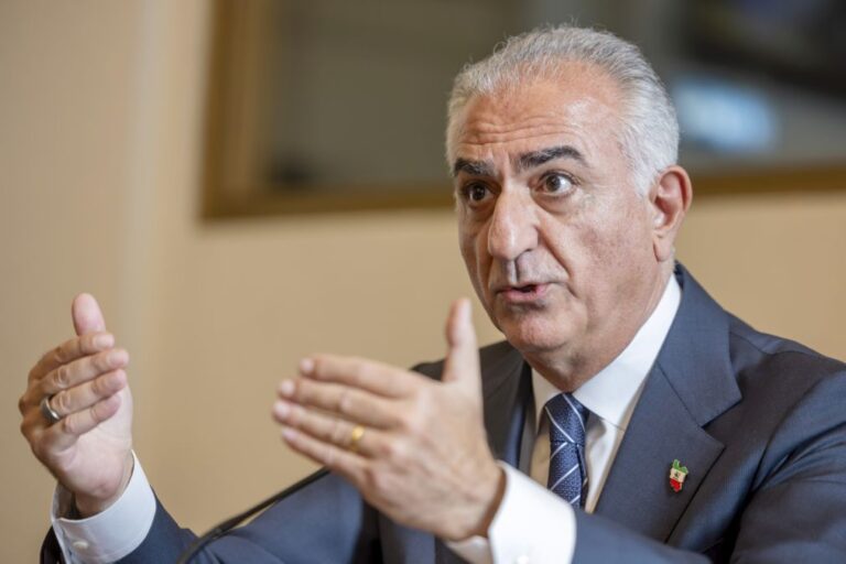 Filho do último xá apela a Trump para ajudar o povo iraniano