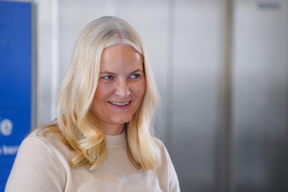Princesa herdeira da Noruega pede desculpa por ligações a Epstein 