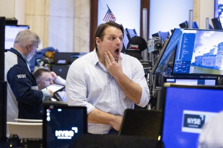 Dow Jones toca máximo histórico e aproxima-se dos 50.000 pontos