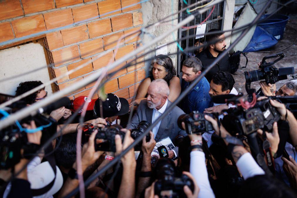 Presidente brasileiro assina lei que distribuirá gás gratuito a 15 milhões de famílias