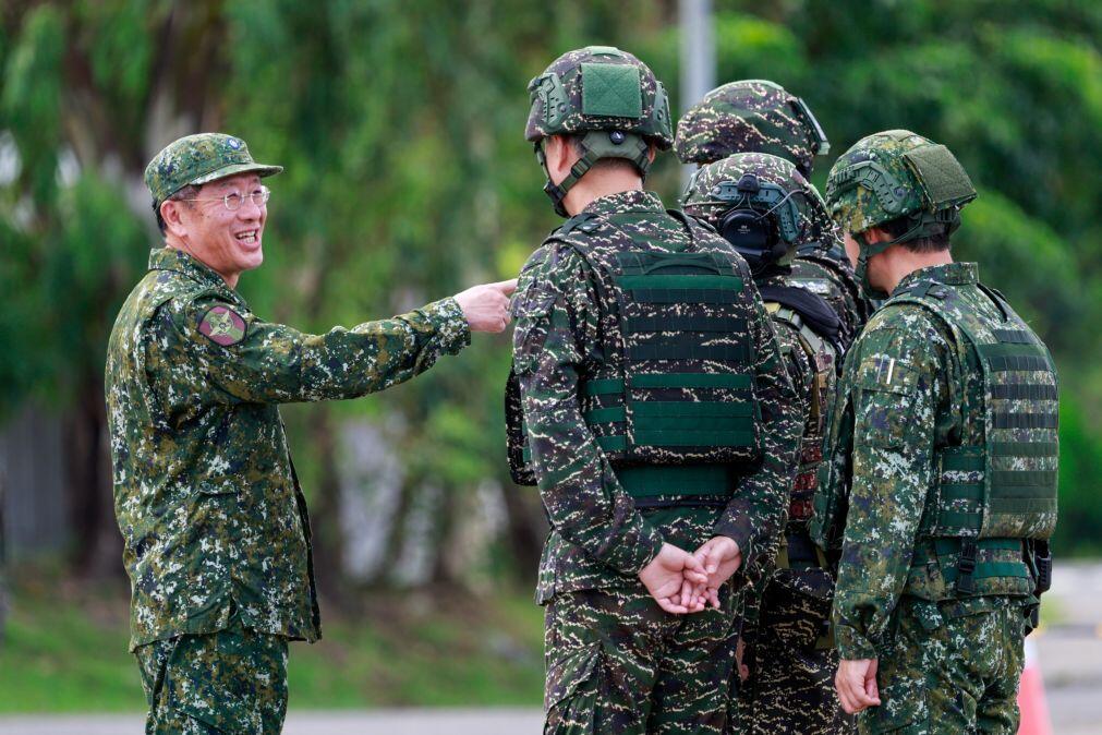 Ministro da Defesa de Taiwan adverte que ameaça da China é urgente e real
