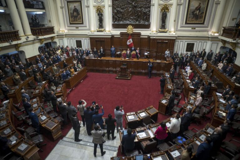 Deputado marxista toma posse como oitavo Presidente do Peru numa década