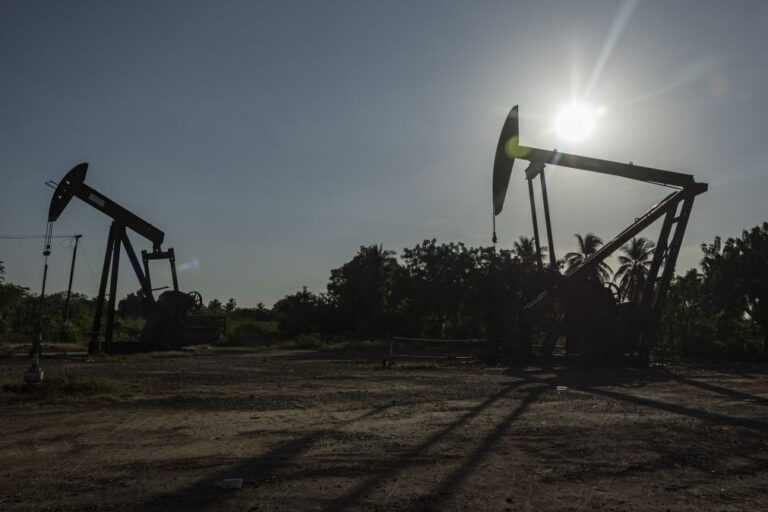 Procura global de petróleo aumenta cerca de 850.000 barris diários em 2026 - AIE