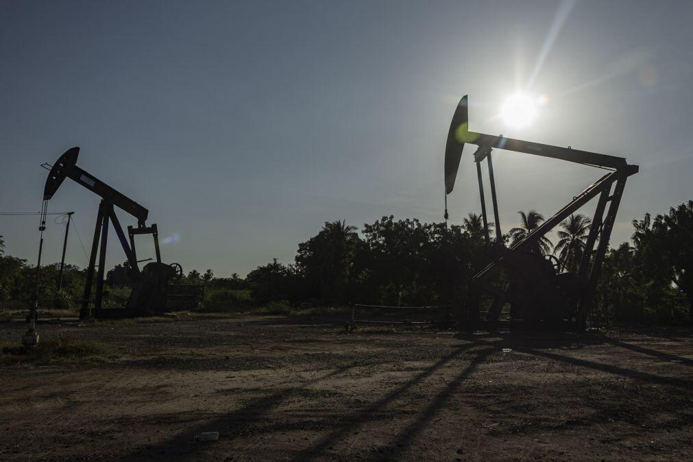 Procura global de petróleo aumenta cerca de 850.000 barris diários em 2026 – AIE