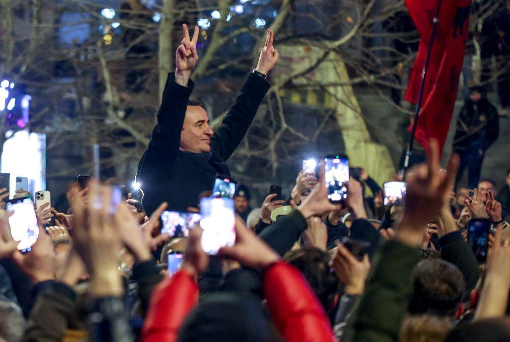 Albin Kurti reeleito primeiro-ministro do Kosovo após um ano de paralisia política