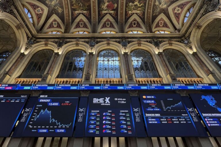 Índice da bolsa espanhola IBEX 35 supera pela 1.ª vez o nível de 18.000 pontos