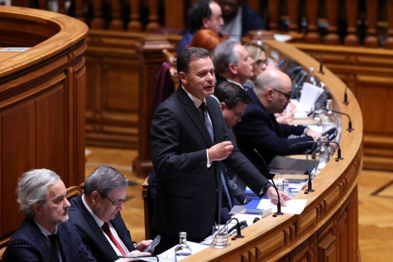 Primeiro-ministro responde hoje no parlamento pela atuação do Governo às consequências do mau tempo já com MAI demitida