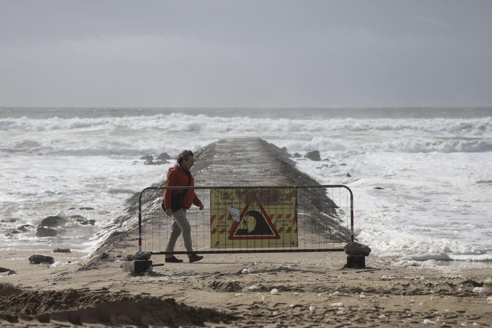 Alerta no Litoral: Ondas de 5 metros colocam seis distritos sob aviso amarelo