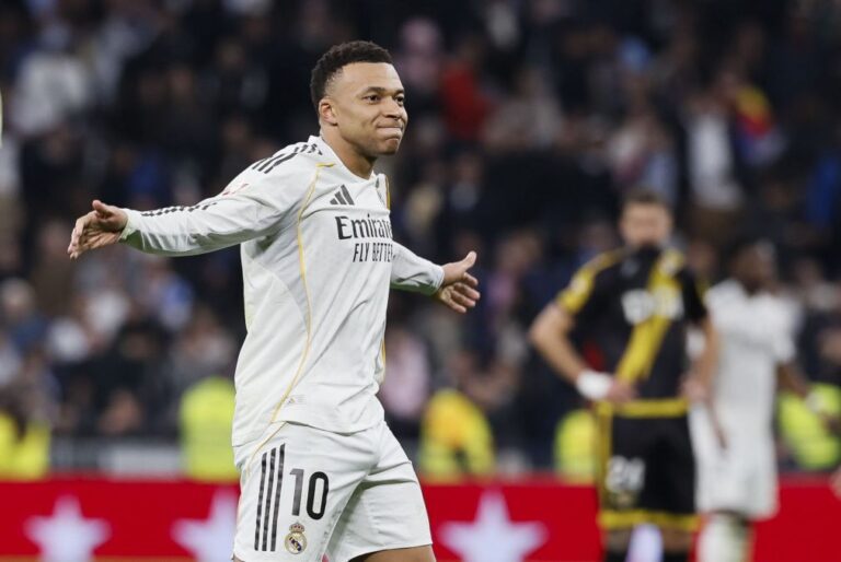 Penálti de Mbappé aos 90+10 dá vitória ao Real Madrid no dérbi com Rayo Vallecano