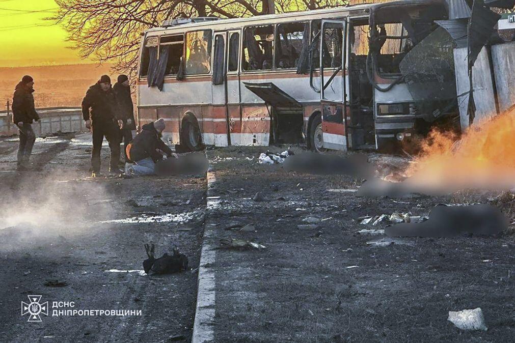 Pelo menos 15 mineiros mortos em ataque russo contra um autocarro na Ucrânia