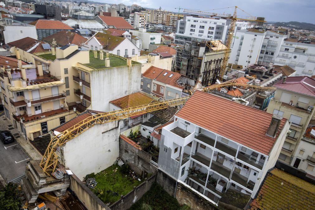 Grua que caiu na Figueira da Foz atingiu seis casas em três ruas