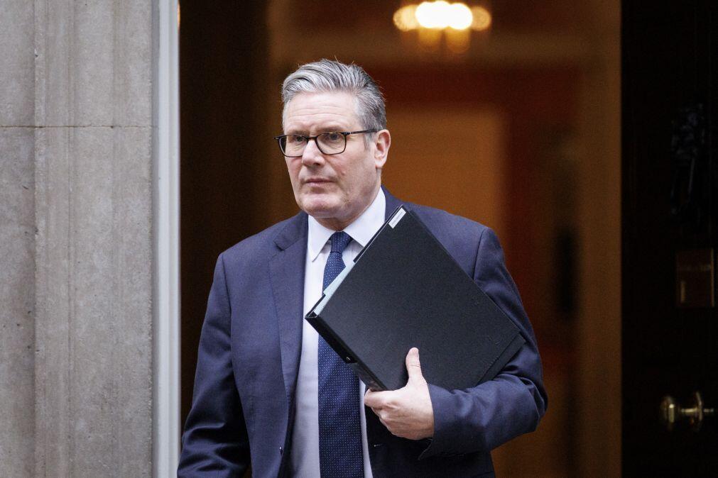 PM britânico quer continuar no Governo apesar de envolvimento de Mandelson no caso Epstein