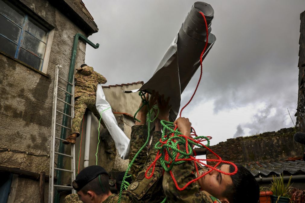 Militares reparam com lonas telhado de casa de idosa na Coelheira