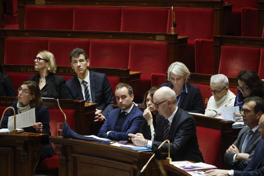 Orçamento francês adotado após rejeição de moções de censura ao Governo
