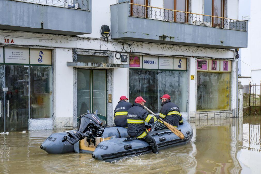 Nível de cheia subiu para 1,2 metros na baixa de Alcácer do Sal