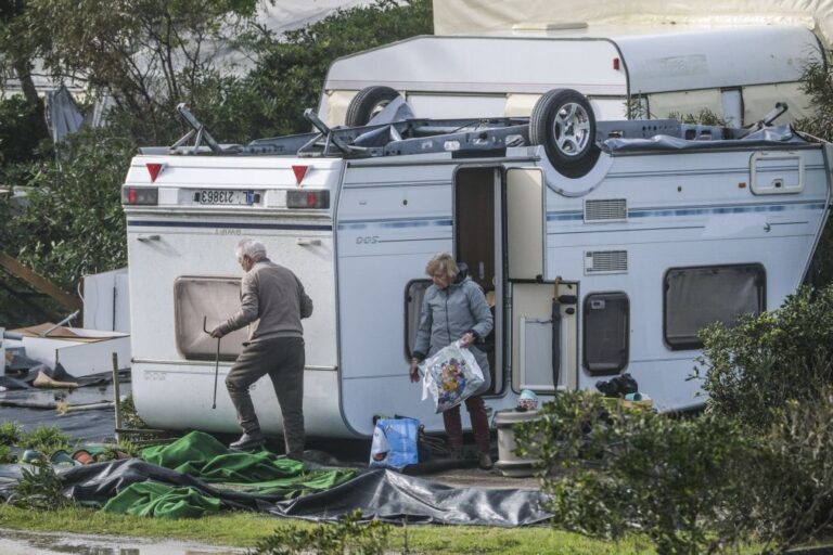 Rulotes de rodas no ar e casas pré-fabricadas a voar em parques de campismo dizimados