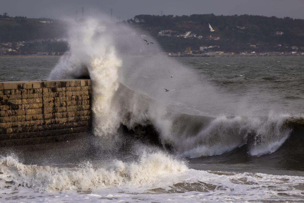 Toda a costa sob aviso laranja devido a ondas e 12 distritos pelo vento e neve