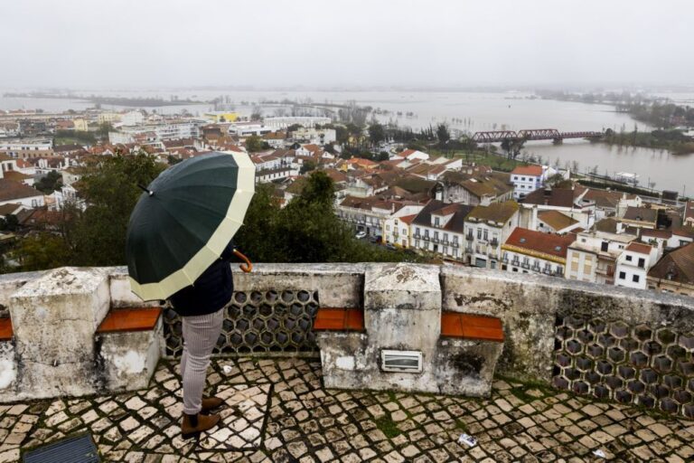 Chuva forte regressa a Portugal continental terça e quarta-feira