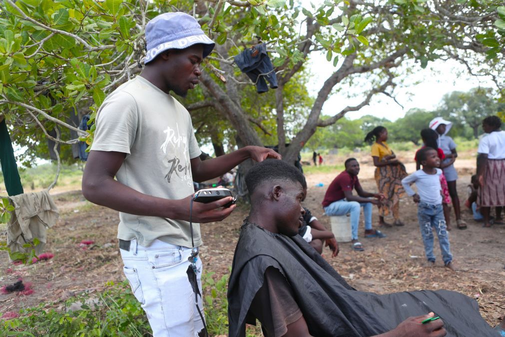 No maior centro de deslocados das cheias em Moçambique corta-se cabelo à espera que água baixe