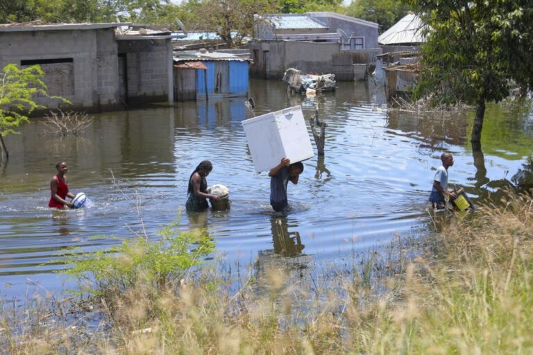 Cheias nunca vistas em Chókwè ocuparam 88% do celeiro de Moçambique e ameaçam com fome