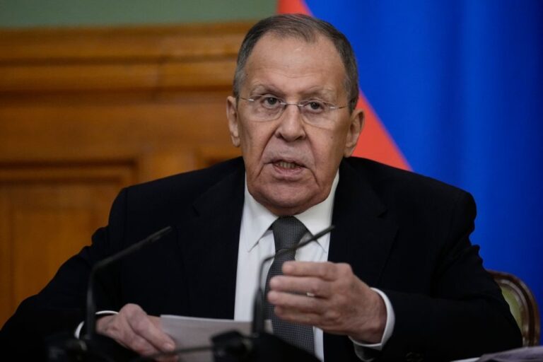 Moscovo diz que continuará a cumprir tratado nuclear se EUA o fizerem