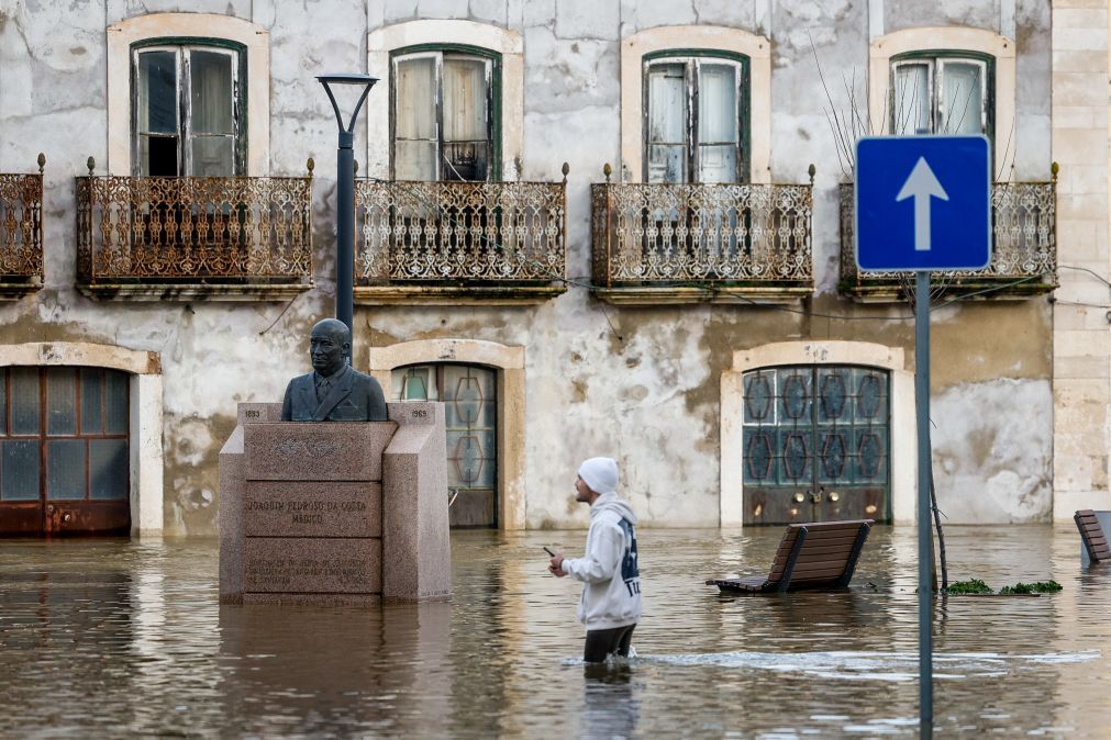 Mau tempo: Toda a costa e 13 distritos sob aviso laranja devido a ondas, chuva, vento e neve