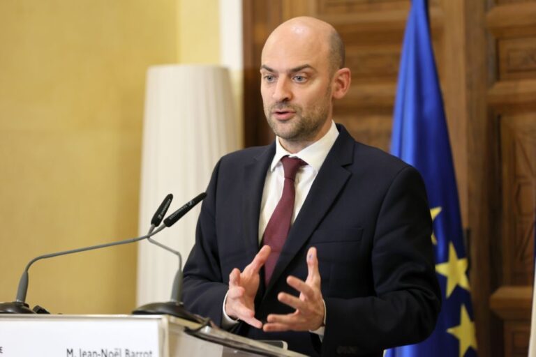 França justifica contactos com Rússia por Europa ser principal apoio da Ucrânia