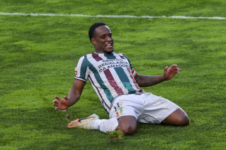Estrela da Amadora vence Santa Clara na estreia de Petit nos açorianos
