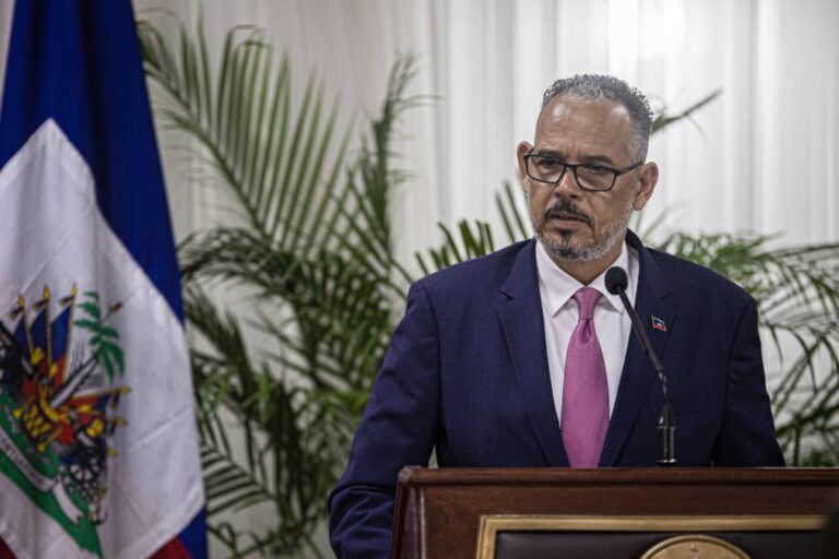 Conselho presidencial do Haiti dissolve-se após braço-de-ferro com primeiro-ministro