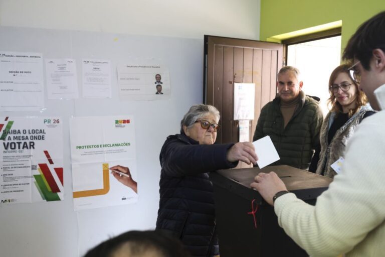 Afluência em linha com 1.ª volta com 45,5% dos eleitores até às 16:00